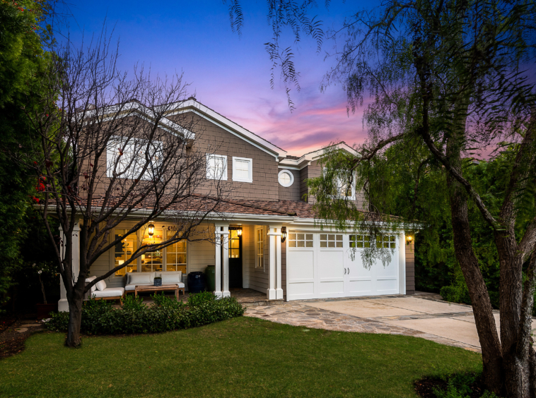 Highly sought-after Ken Ungar designed Quintessential Cape Cod in Brentwood CA. Front of the house.